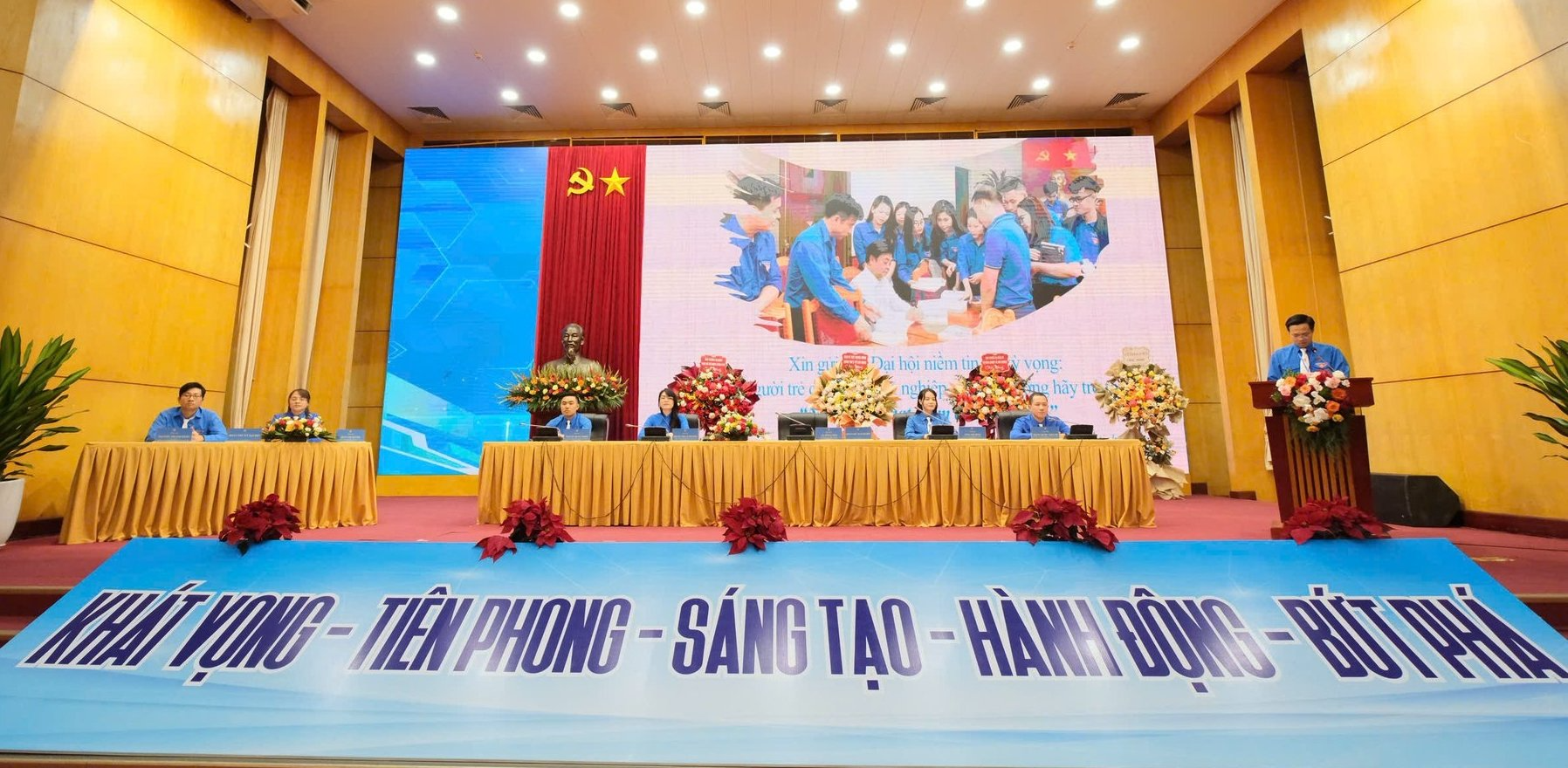 Đoàn Chủ tịch và Thư ký điều hành Đại hội Đoàn TNCS Hồ Chí Minh Bộ Nông nghiệp và Môi trường, nhiệm kỳ 2025-2030. Ảnh: Quỳnh Chi.