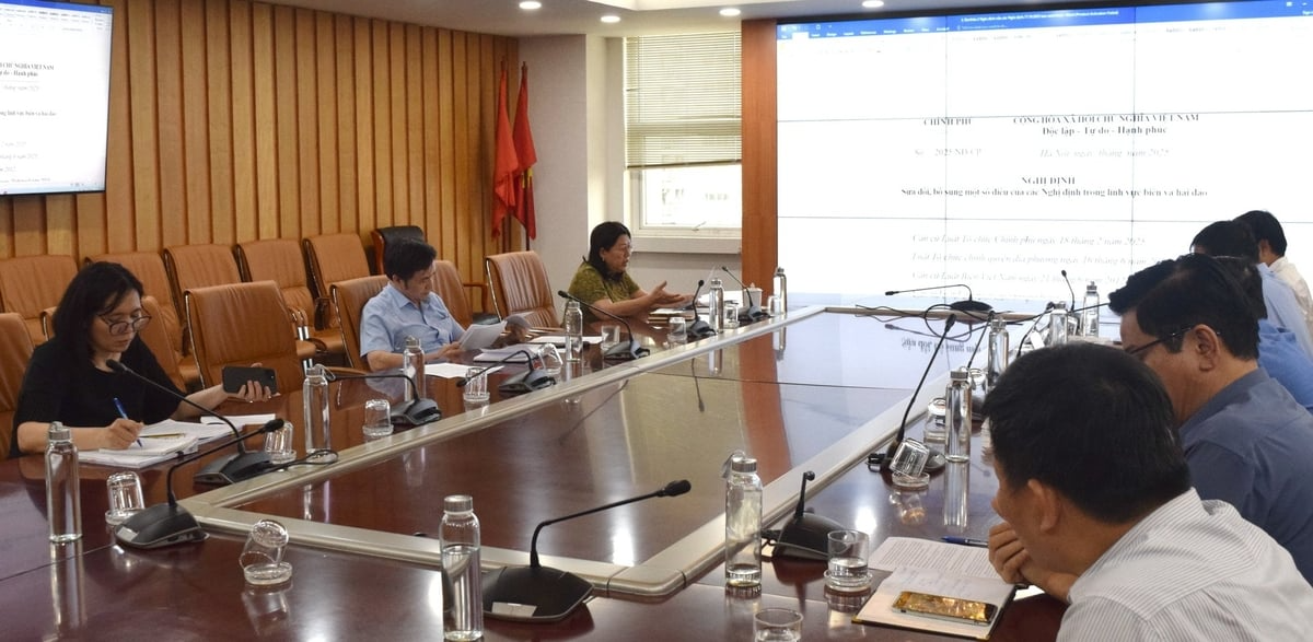 Dự thảo Nghị định còn sửa đổi, bổ sung nhiều quy định nhằm tháo gỡ khó khăn, cắt giảm và đơn giản hóa thủ tục hành chính, thúc đẩy hoạt động sản xuất, kinh doanh trong lĩnh vực biển và hải đảo. Ảnh: Trường Giang.