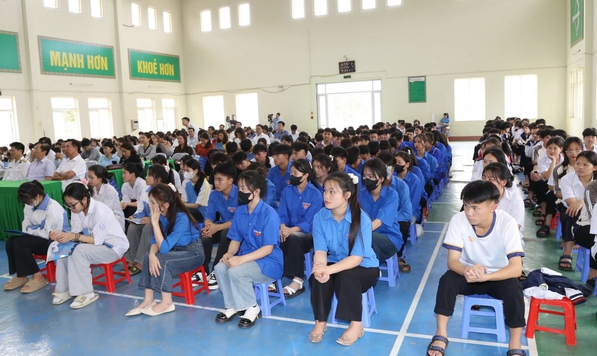 Gần 500 em học sinh tại huyện Bát Xát, tỉnh Lào Cai được tuyên truyền về chủ quyền biển, đảo. Ảnh: QT.