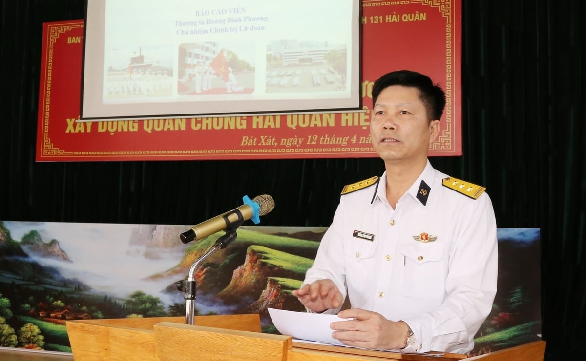 Lãnh đạo Lữ đoàn Công binh 131 Hải quân trình bày các chuyên đề về tổng quan biển, đảo Việt Nam. Ảnh: QT.
