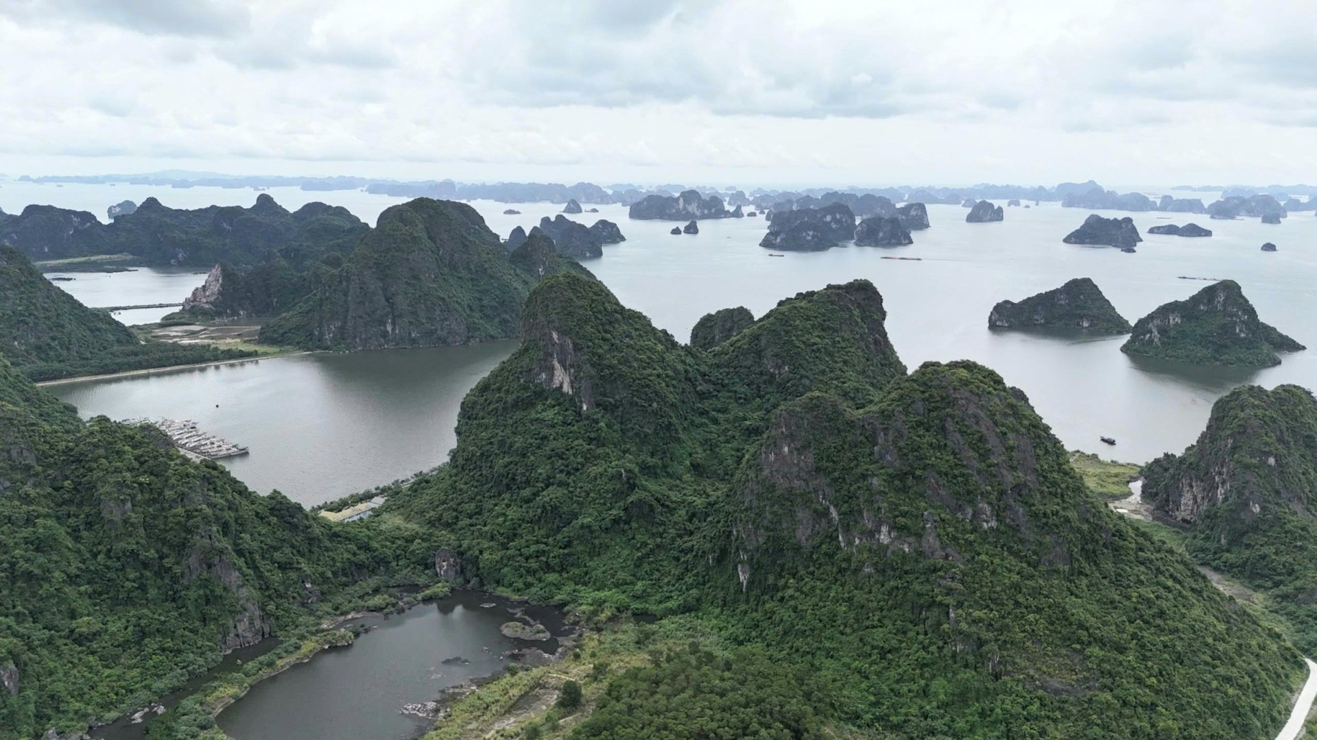 Quảng Ninh có vùng biển rộng lớn, là thế mạnh để phát triển điện gió. Ảnh: Vũ Cường.