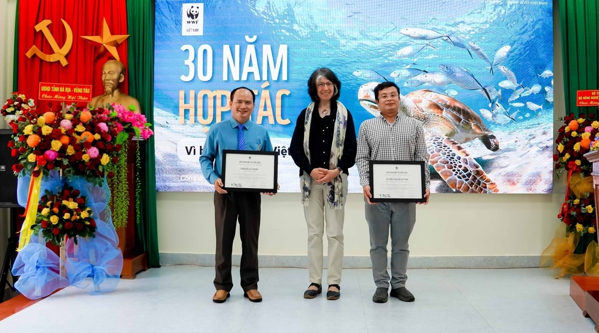 Bà Marianne Henkel, Trưởng đại diện Chương trình châu Á, WWF - Đức (giữa) vinh danh hợp tác với Vườn Quốc gia Côn Đảo cùng Cục Biển và Hải đảo Việt Nam. Ảnh: Lê Bình.