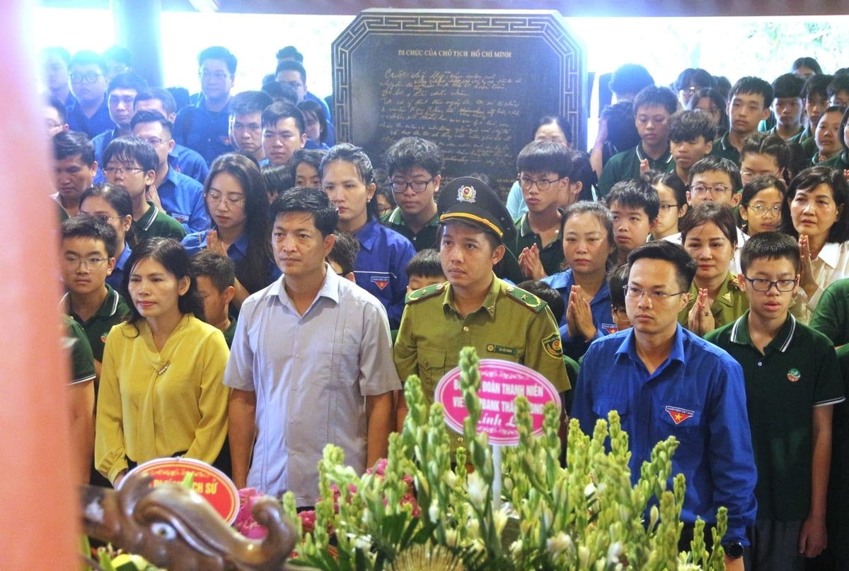 Đoàn đại biểu Bộ Nông nghiệp và Môi trường tổ chức lễ dâng hương tại Đền thờ Bác Hồ trên đỉnh núi Tản Viên. Ảnh: Phạm Hiếu.