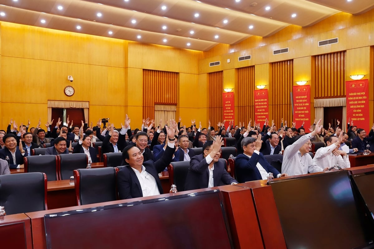 100% cử tri thống nhất thông qua danh sách nhân sự được Bộ Nông nghiệp và Môi trường giới thiệu ứng cử đại biểu Quốc hội khóa XVI. Ảnh: Khương Trung.