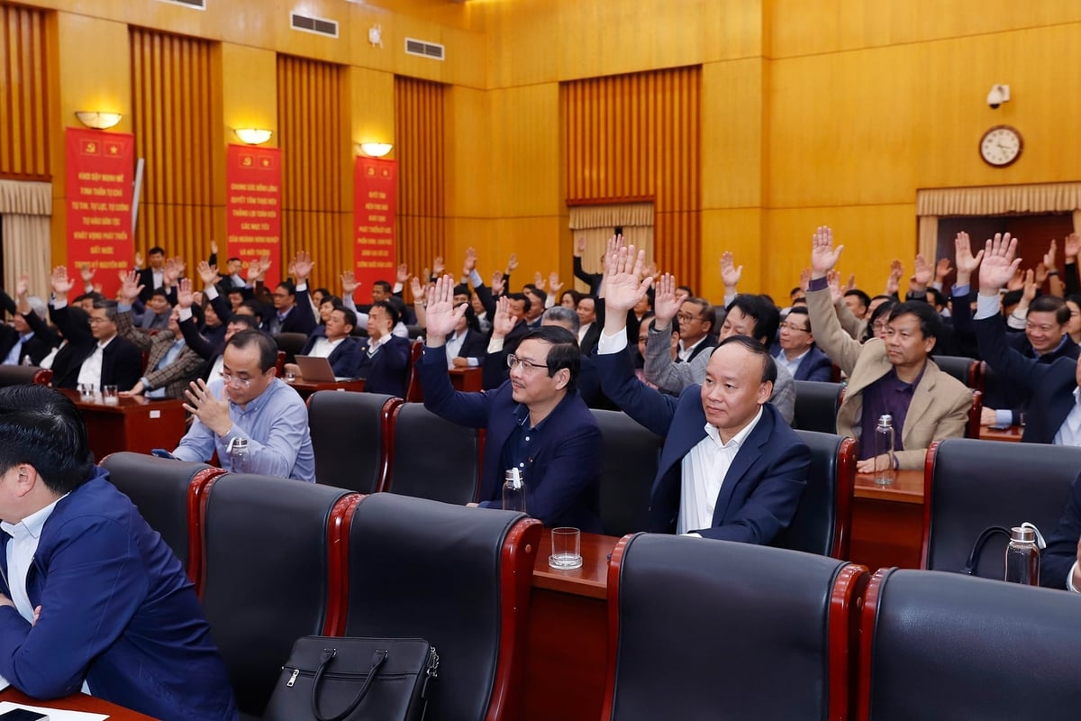 100% cử tri thống nhất thông qua danh sách nhân sự được Bộ Nông nghiệp và Môi trường giới thiệu ứng cử đại biểu Quốc hội khóa XVI. Ảnh: Khương Trung.