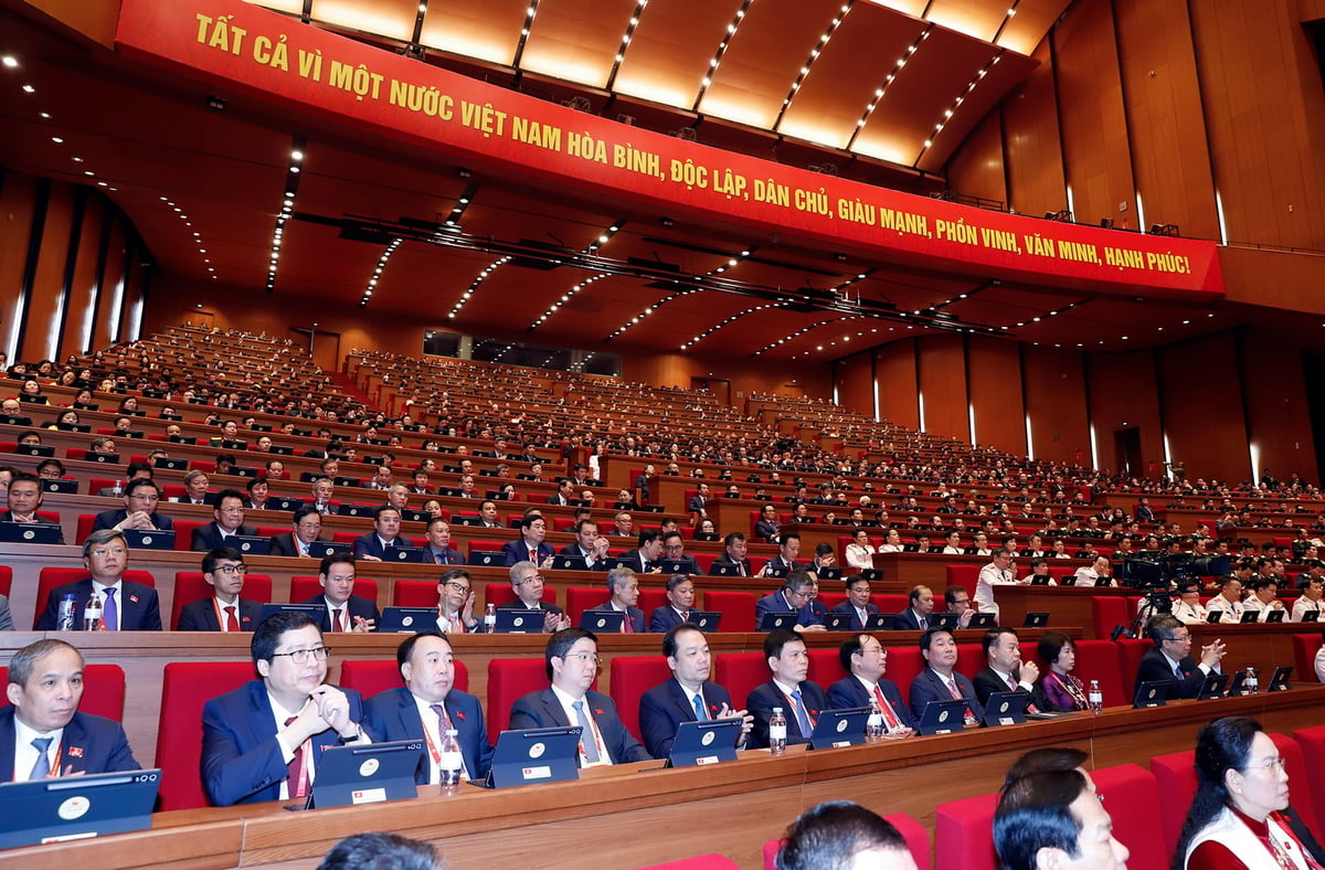 Thứ trưởng Hoàng Trung (ngoài cùng góc phải) dự Đại hội Đảng lần thứ XIV. Ảnh: Khương Trung.