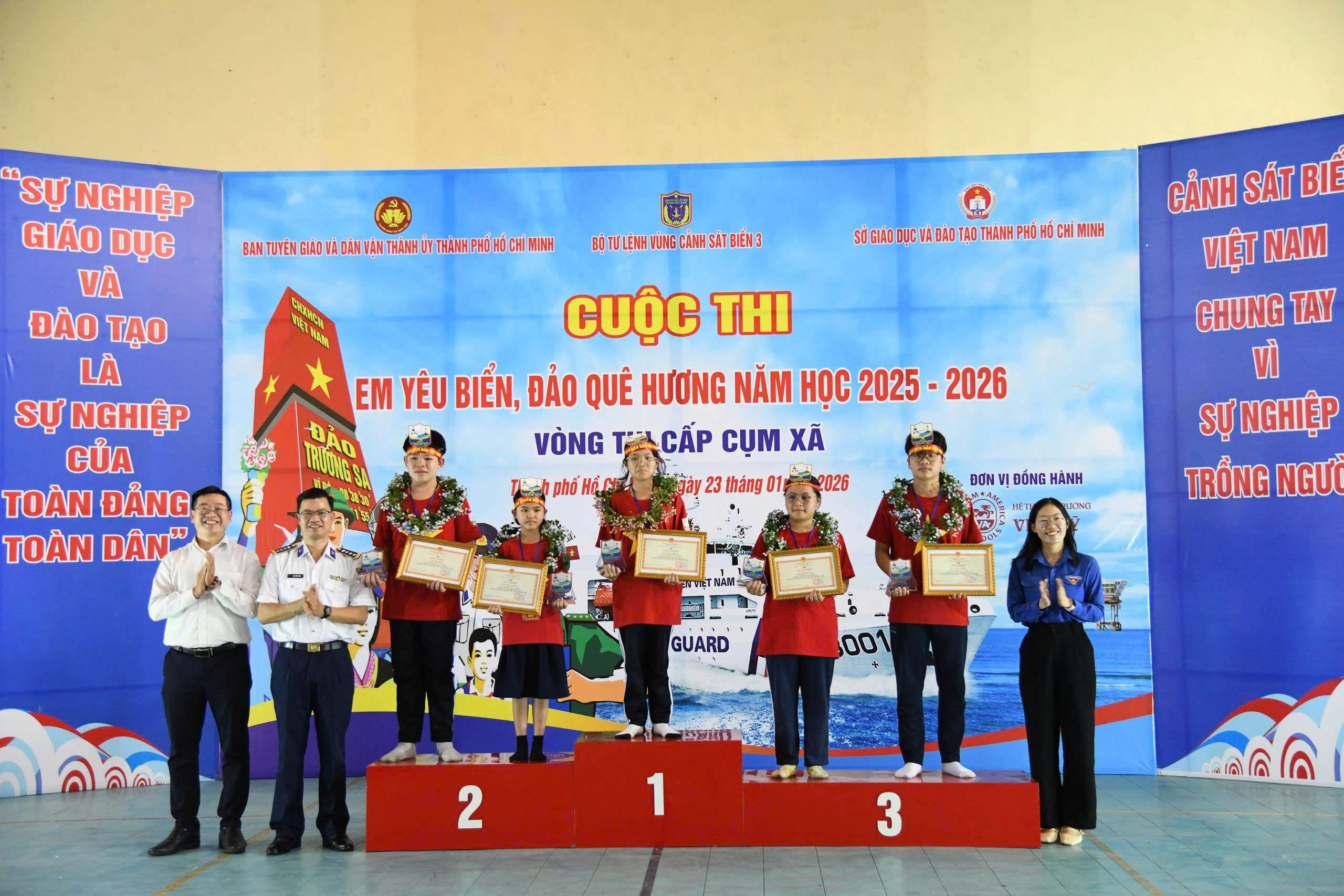 https://bienvietnam.vn/wp-content/uploads/2026/01/Ban-to-chuc-trao-giai-nhat-nhi-ba-cho-cac-em-hoc-sinh-dat-thanh-tich-xuat-sac-tai-Cuoc-thi.jpg