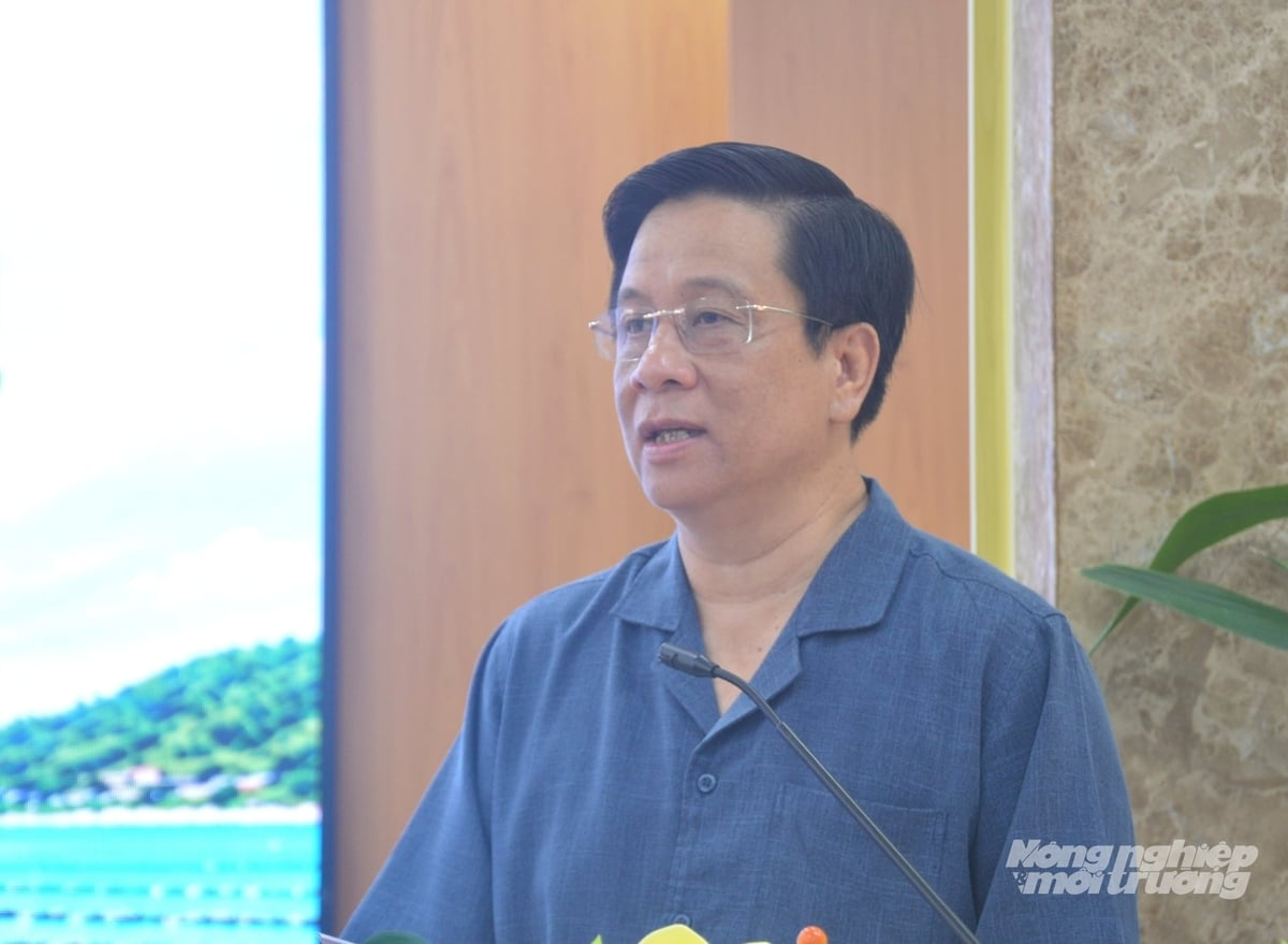 Chủ tịch UBND tỉnh An Giang Hồ Văn Mừng đặt ra bốn nhóm vấn đề cần các chuyên gia, nhà khoa học đề xuất giải pháp thực hiện để biến tiềm năng kinh tế biển thành mô hình, sản phẩm và dự án cụ thể, góp phần phát triển kinh tế. Ảnh: Trung Chánh.