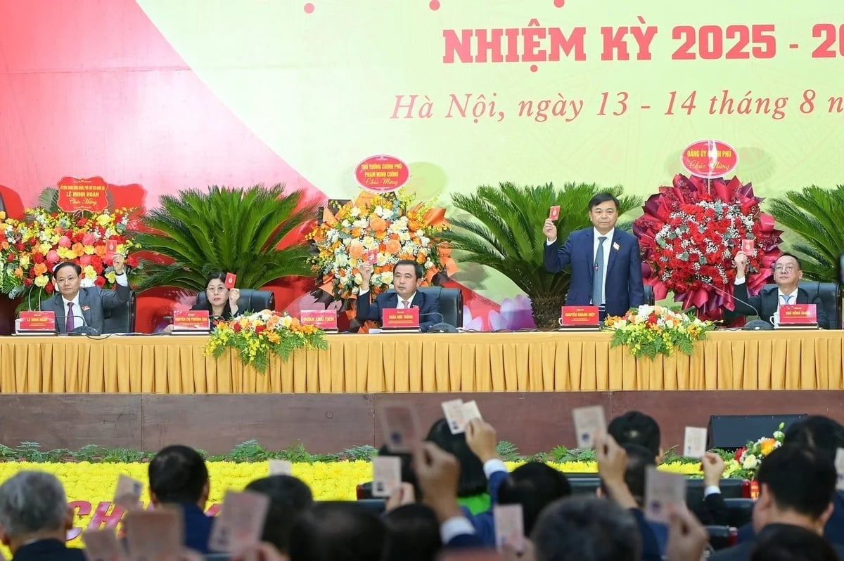 Các đại biểu biểu quyết tán thành cao với toàn bộ nội dung Nghị quyết của Đại hội. Ảnh:&nbsp;Tùng Đinh.