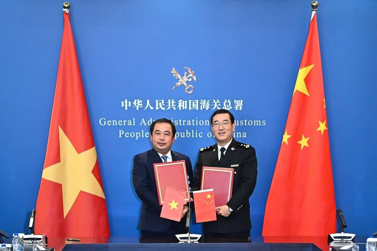 Bộ trưởng Trần Đức Thắng và Phó Tổng Cục trưởng Hải quan Trung Quốc Triệu Tăng Liên ký Nghị định thư về xuất khẩu mít tươi của Việt Nam sang Trung Quốc ngày 27/11/2025. Ảnh: Tùng Đinh.