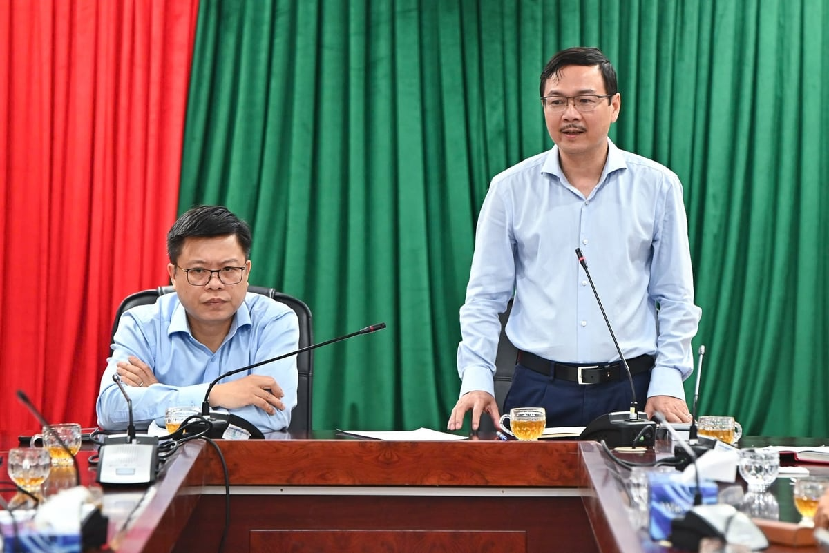 Ông Nguyễn Ngọc Thạch - Tổng Biên tập Báo Nông nghiệp và Môi trường (đứng) cùng ông Nguyễn Quốc Toản - Cục trưởng Cục Biển và Hải đảo Việt Nam chủ trì buổi làm việc. Ảnh: Tùng Đinh.