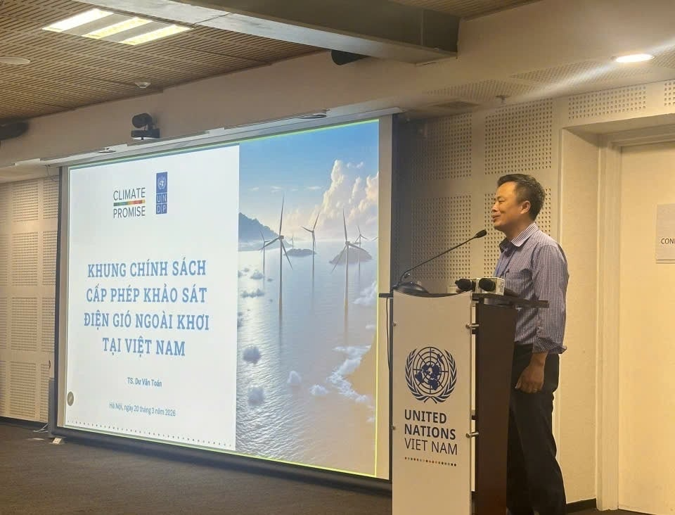 Tiến sĩ Dư Văn Toán (Viện KHMT Biển và Hải đảo) chia sẻ tham luận về Khung chính sách cấp phép khảo sát điện gió ngoài khơi