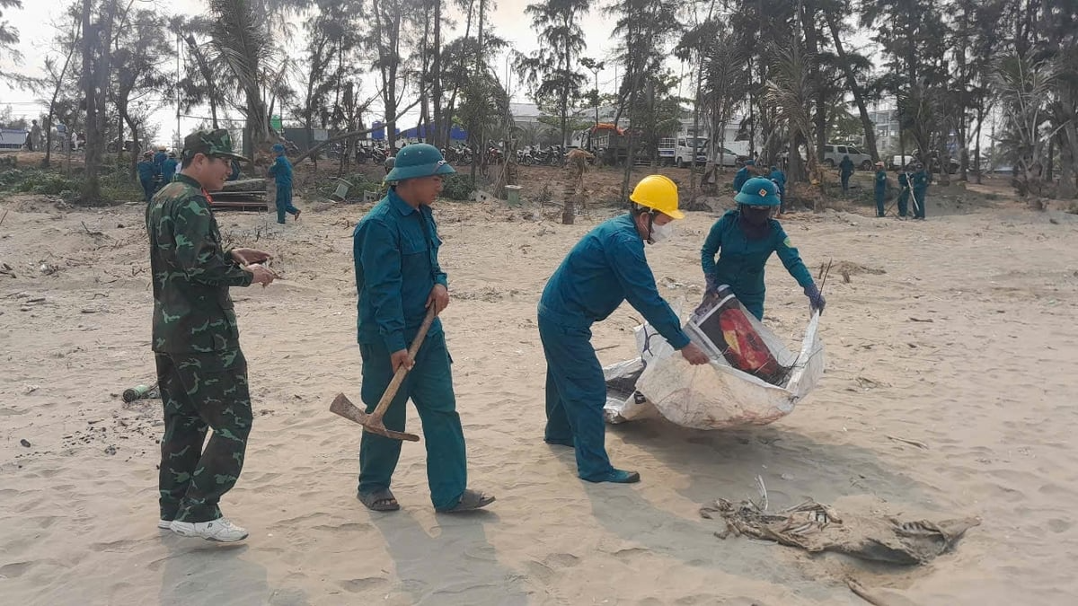 Quỳnh Phú tổng lực ra quân làm sạch môi trường biển