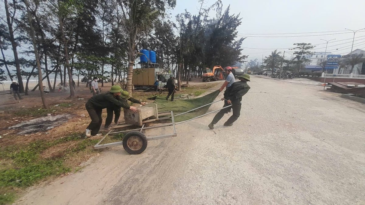 Ban Quản lý rừng phòng hộ Bắc Nghệ An tham gia vận chuyển, di dời vật dụng, góp phần chỉnh trang khu vực ven biển Quỳnh Nghĩa. Ảnh: Hữu Tình.