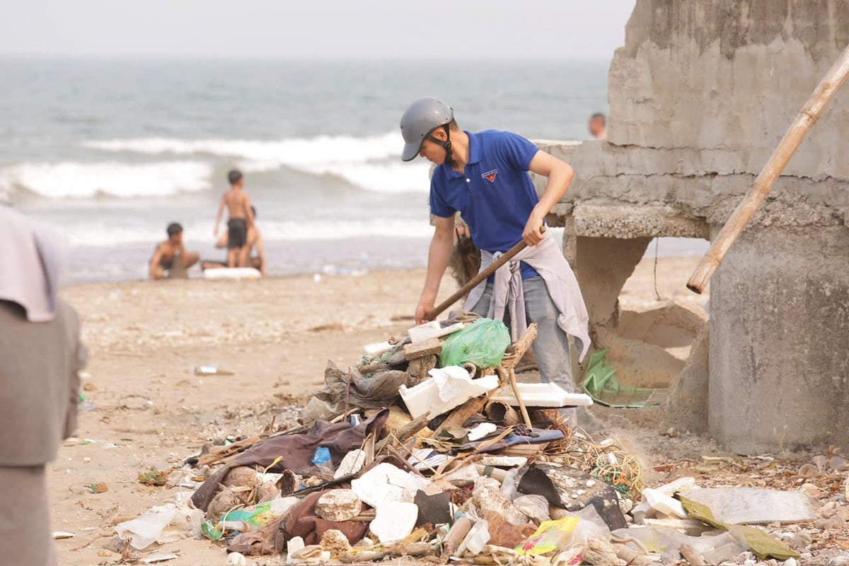 Đoàn viên thanh niên tích cực thu gom, xử lý rác thải tại bãi biển Quỳnh Nghĩa. Ảnh: Hữu Tình.