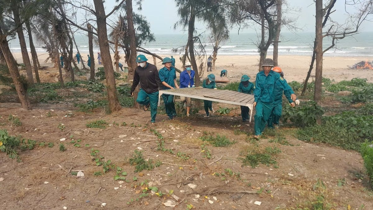 Các lực lượng xã Quỳnh Phú phối hợp thu dọn, vận chuyển vật dụng, làm sạch khu vực ven biển Quỳnh Nghĩa trong đợt ra quân vệ sinh môi trường. Ảnh: Hữu Tình.