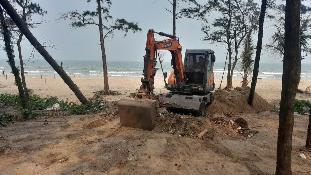 Máy móc được huy động san gạt mặt bằng, làm sạch khu vực ven biển Quỳnh Nghĩa. Ảnh: Hữu Tình.