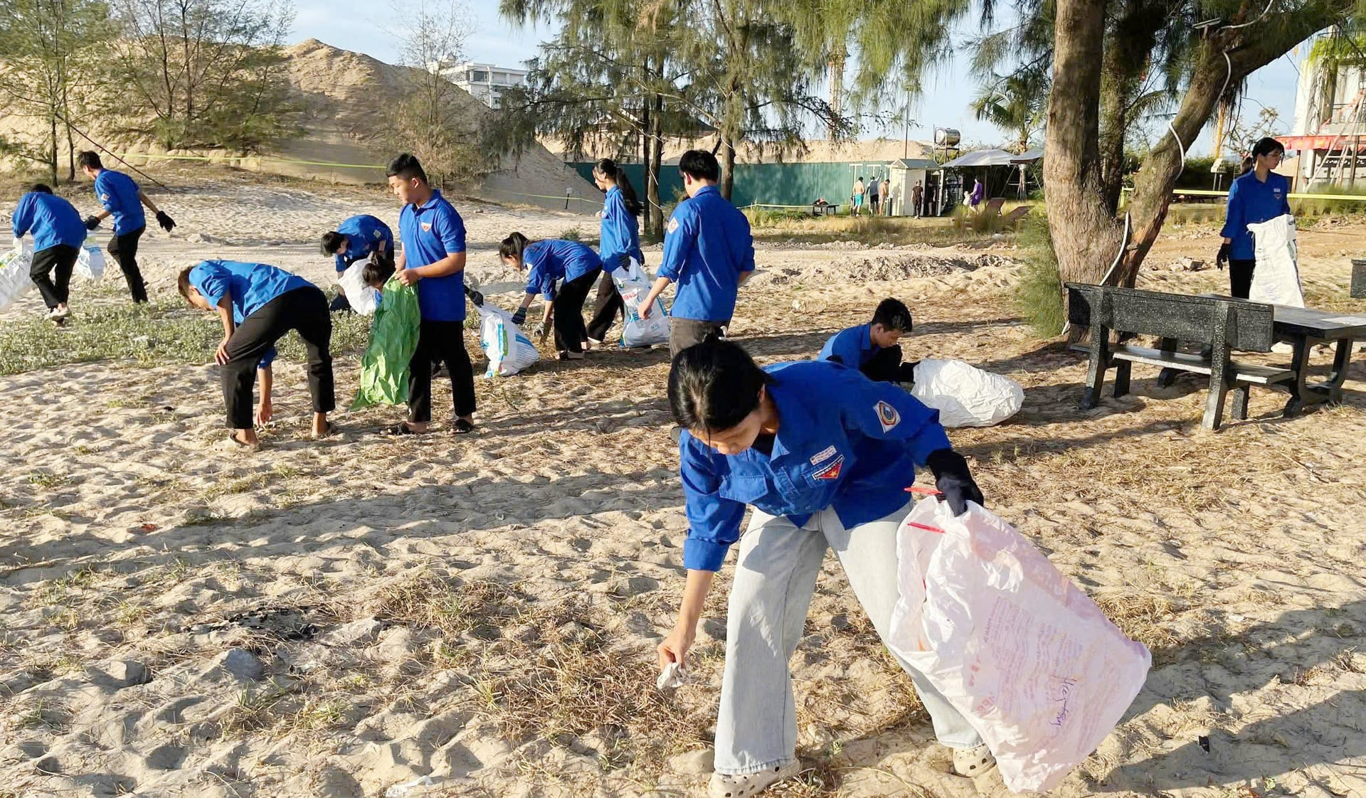 Hơn 500 đoàn viên thanh niên chung tay làm sạch môi trường biển