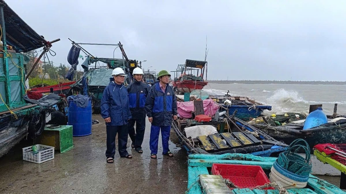 Chủ tịch đặc khu Bạch Long Vĩ Đào Minh Đông (bìa phải) chỉ đạo công tác phòng chống bão tại đảo. Ảnh: Đinh Mười.
